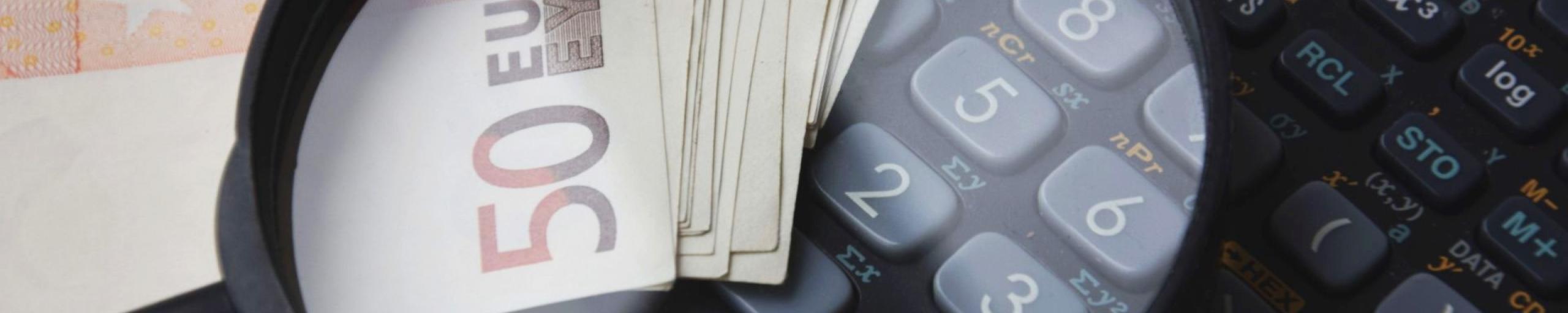Geld met een calculator