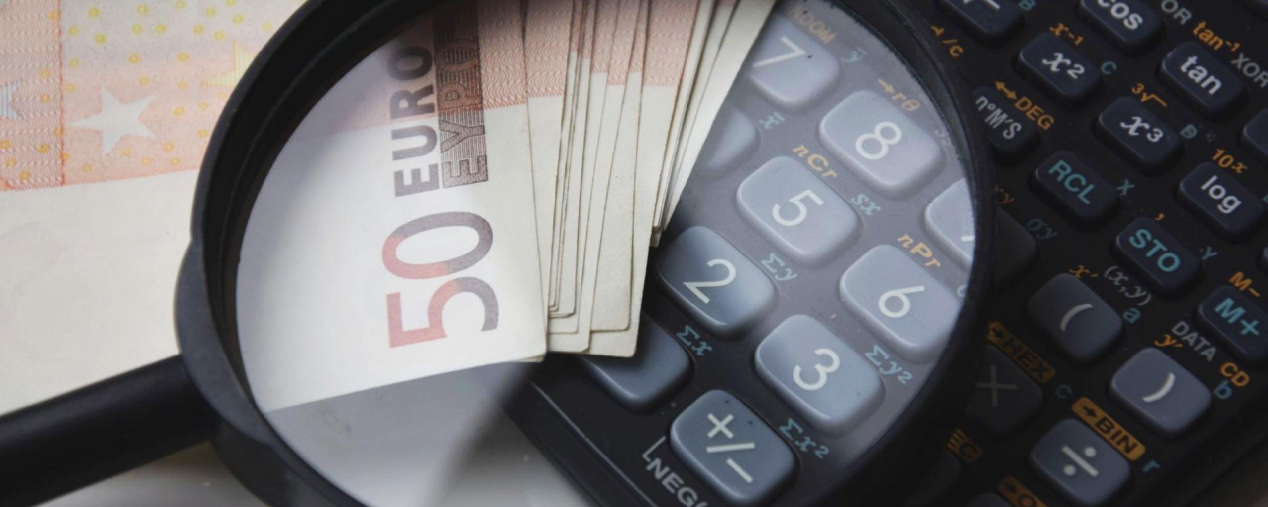 Geld met een calculator